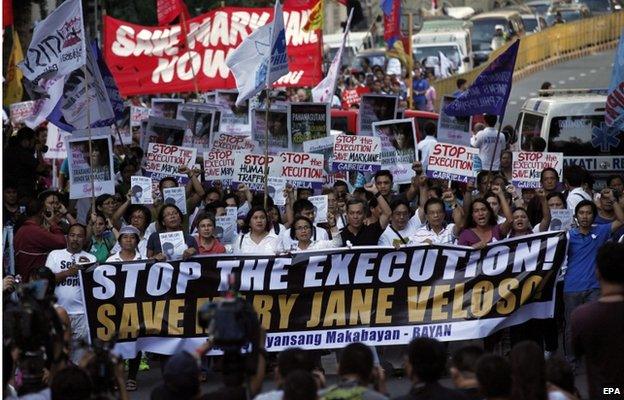 Filipino protesters march as they stage a demonstration to wait for the imminent execution of a Filipino mother, in front of the Indonesian embassy in Makati city, south of Manila, Philippines, 28 April 2015