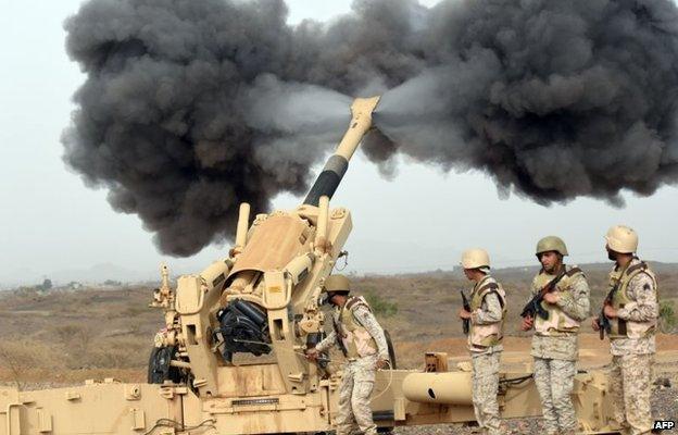 Saudi soldiers fire shells at Houthi rebel fighters near Saudi Arabia's border with Yemen (13 April 2015)