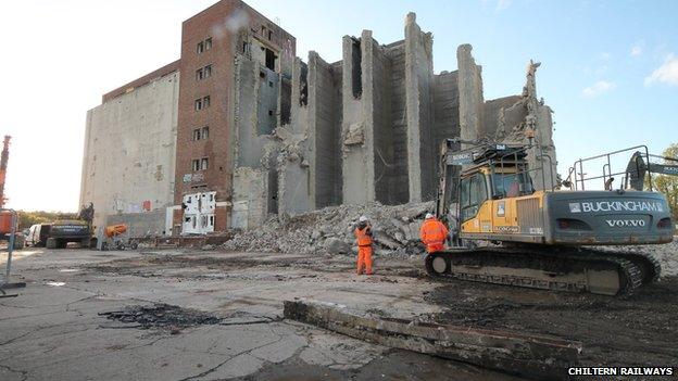 Water Eaton Grain Silo being demolished