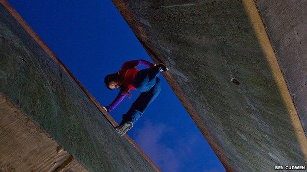 Shirley jumping from ledge to ledge