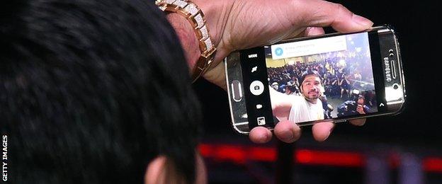 Manny Pacquiao selfie