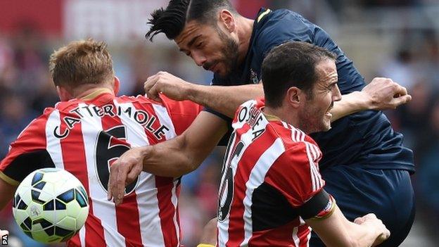 Graziano Pelle tussles with Sunderland's Lee Cattermole and John O'Shea