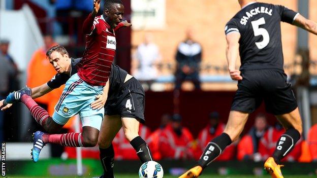 Michael Duff brings down Cheikhou Kouyate