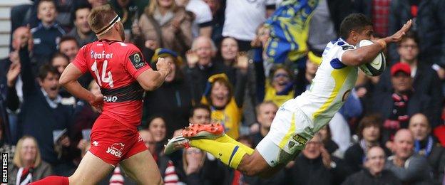 Drew Mitchell looks on as Wesley Fofana scores