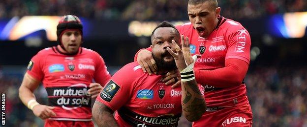 Mathieu Bastareaud is congratulated by Bryan Habana