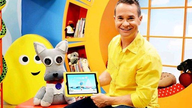 Mae dillad Alex yn llawer mwy llachar ar set CBeebies!