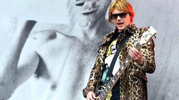 Sut fyddai'r Manics yn swnio pe tasai Alex yn disodli Nicky Wire am y dydd?