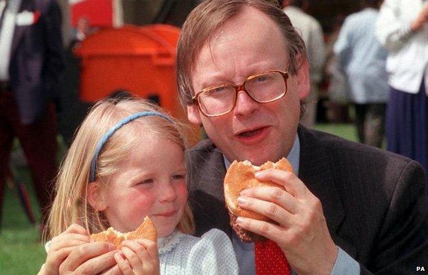 Former Agriculture Minister John Gummer eating burgers with his four-year-old daughter Cordelia