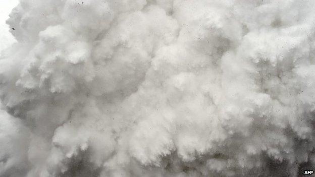 A cloud of snow and debris triggered by an earthquake flies towards the Everest Base Camp (25 April 2015)