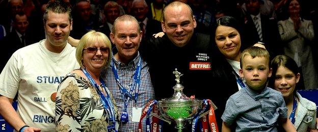 Stuart Bingham celebrates with his family