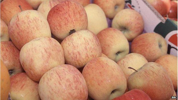 Apples on a fruit stand