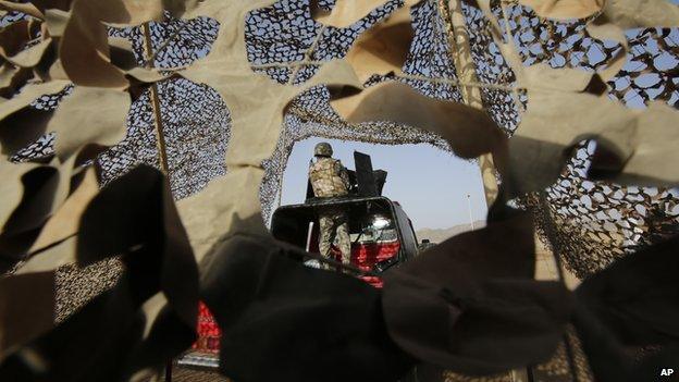 A Saudi soldier stands alert, on the Saudi-Yemen border in Najran, Saudi Arabia, 21 April 2015