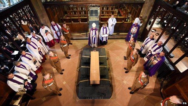 Richard III coffin being lowered in to tomb