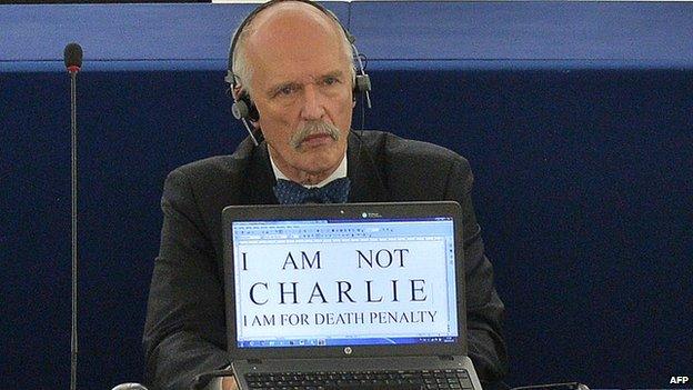 Janusz Korwin-Mikke shows a sign reading "I am not Charlie. I am for the death penalty"