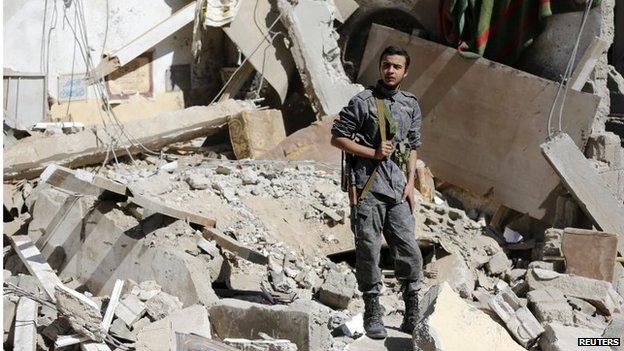 Houthi fighter stands on rubble in Sanaa (01/05/15)