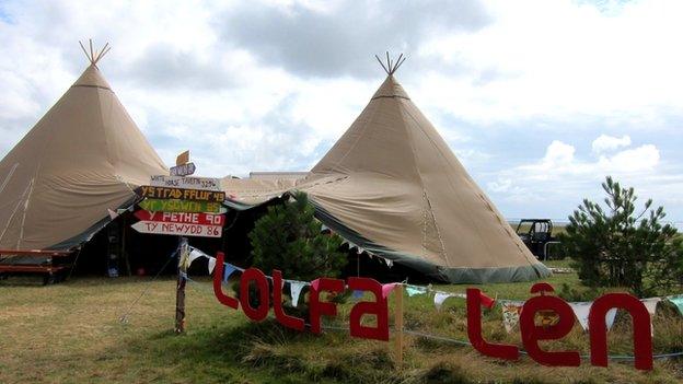 Tipi lliwgar y 'Lolfa Len' ar faes yr Eisteddfod Genedlaethol
