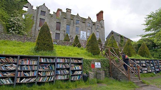 Mae Gŵyl y Gelli wedi hen sefydlu ei hun fel un o prif wyliau llenyddol y DU