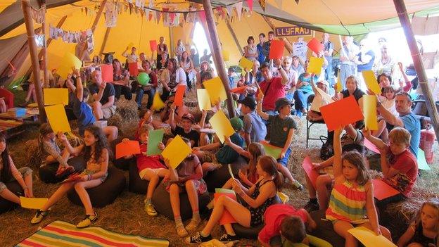 Y plant wrth eu boddau ym myd y llyfrau yn Eisteddfod Genedlaethol Llanelli'r llynedd