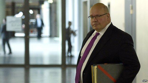 German Chief of Staff Peter Altmaier leaves after a secret services oversight panel in Berlin (6 May 2015)