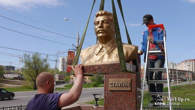 Monument to Stalin being erected