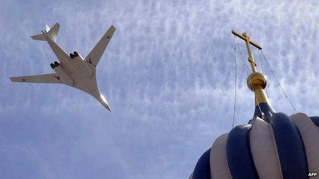 Tu-160 strategic bomber flies over Red Square