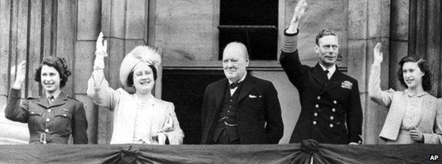 Royal Family on Buckingham Palace on VE Day