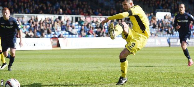 Steven Thompson scored from the penalty spot past outfield player Darvydas Sernas