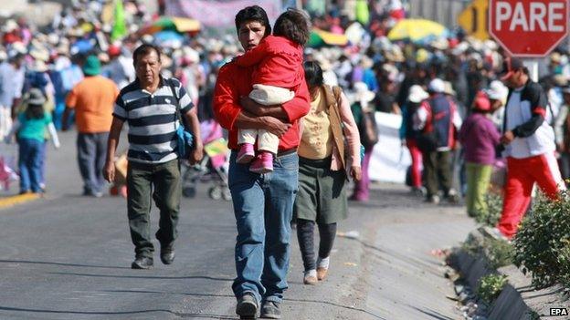 Residents walking to mobilize due to the blocking of the road from Arequipa to Cuzco and Puno, 22 April 15