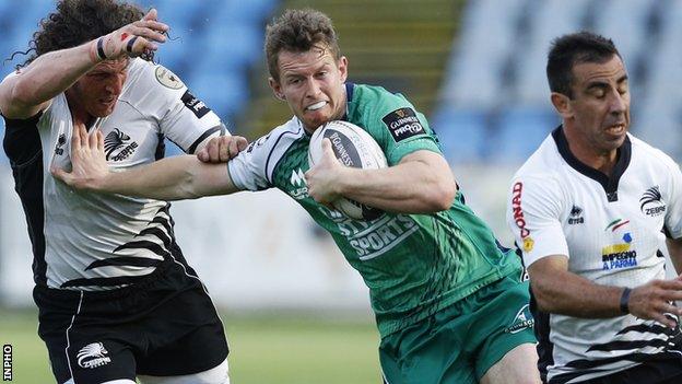 Matt Healy holds off Mauro Bergamasco to score a try for Connacht against Zebre