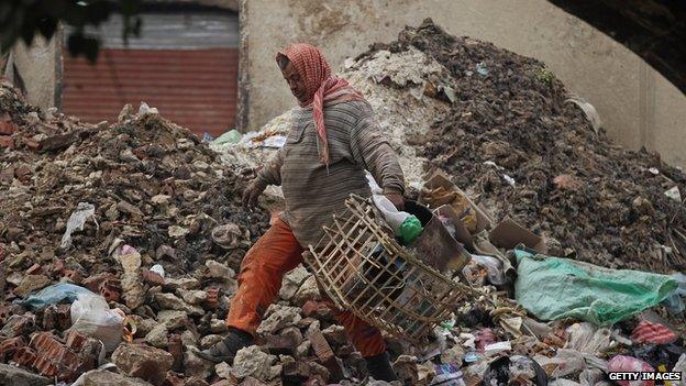 A man collects rubbish at a market in Cairo (24 January 2012)