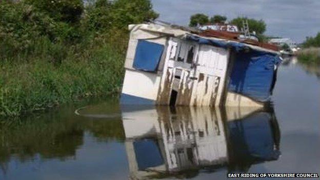 Abandoned boat on the River Hull