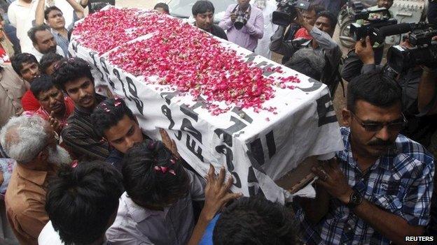 Relatives carry the coffin of Saulat Mirza, who was sentenced to death by anti-terrorism court in 1999 for killing three people and hanged on Tuesday, after his body arrived in Karachi, Pakistan, May 12, 2015.