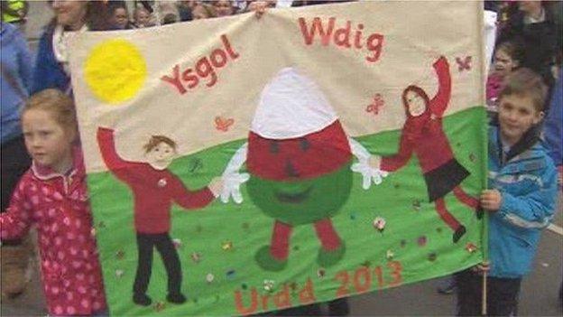 Children celebrate the Urdd