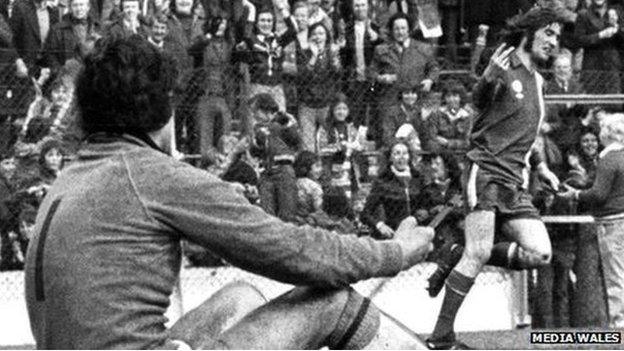 Robin Friday 'V' sign to goalkeeper