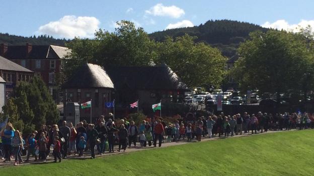 Gorymdaith Gŵyl Gyhoeddi Eisteddfod caerffili yn cyrraedd y castell