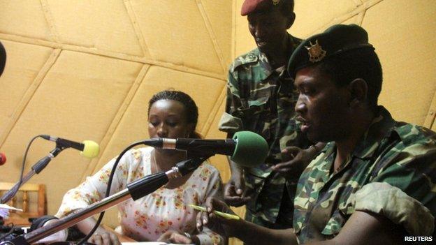 Major General Godefroid Niyombare addresses the nation inside the Radio Publique Africaine (RPA) broadcasting studios in Burundi's capital Bujumbura (13 Mat 2015)