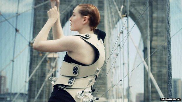 Dancer Hollie Miller playing Human Harp on Brooklyn Bridge