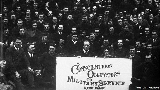 A crowd of conscientious objectors to military service during World War I at a special prison camp