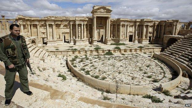 Syrian policeman stands at Palmyra (14 March 2014)