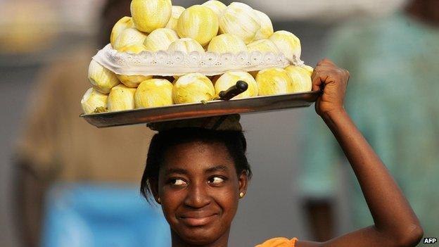 A Ghanaian vendor sells fruits in city center of Accra, 01 Feburary 2008, during the African Cup of Nations football championship. AFP PHOTO / ABDELHAK SENN