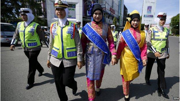 Indonesian female police wear a traditional dress known as "kebaya" during the Kartini Day celebrations in Banda Aceh, North Sumatra, Indonesia (21 April 2015)