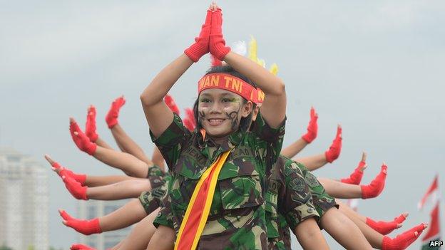 Female members of the Indonesian armed forces perform as they mark Kartini Day in Jakarta (April 22, 2013)