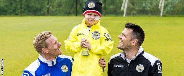 Gary Teale (left) and skipper Steven Thompson with club player of the year Aaron Woodall