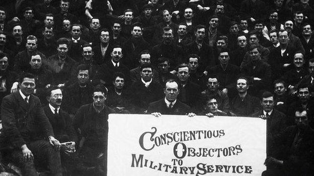 A crowd of conscientious objectors to military service during World War I at a special prison camp