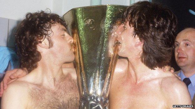 John Wark and Paul Mariner kiss the UEFA Cup