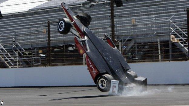 Helio Castroneves crashes