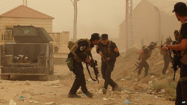 Security forces defend their compound in Ramadi on 14 May 2015