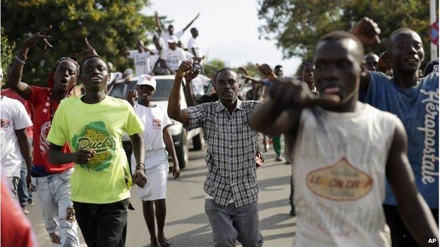 Supporters of President Pierre Nkurunziza celebrate his return in the streets of Bujumbura, Burundi, 15 May 2015