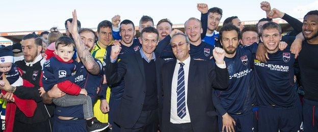 Ross County players celebrate with manager Jim McIntyre and chairman Roy MacGregor