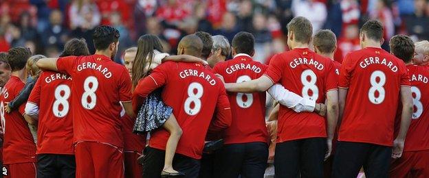 Liverpool players wearing Gerrard shirts